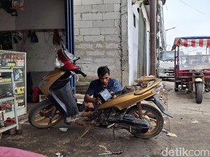 Berkah bagi Montir di Tengah Banjir Rob Landa Pesisir Jakarta