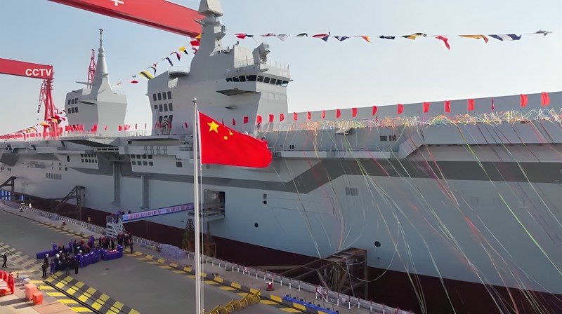 China meluncurkan kapal serbu amfibi raksasa Tipe 076 pertamanya pada Jumat (27/12), untuk memperkuat kemampuan tempur angkatan lautnya di perairan jauh. China meluncurkan kapal serbu amfibi raksasa Tipe 076 pertamanya pada Jumat (27/12), untuk memperkuat kemampuan tempur angkatan lautnya di perairan jauh. (Tangkapan Layar CCTV via CNN Internasional)