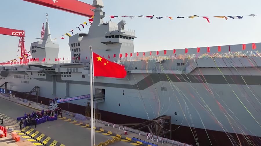China meluncurkan kapal serbu amfibi raksasa Tipe 076 pertamanya pada Jumat (27/12), untuk memperkuat kemampuan tempur angkatan lautnya di perairan jauh. (Tangkapan Layar CCTV via CNN Internasional)