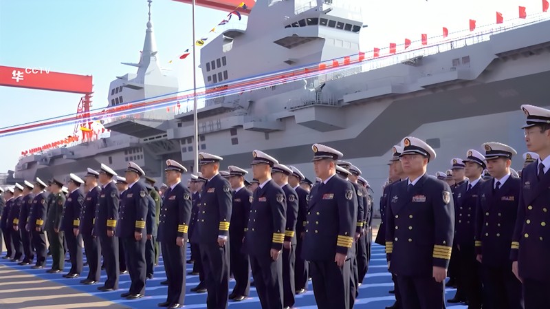 China meluncurkan kapal serbu amfibi raksasa Tipe 076 pertamanya pada Jumat (27/12), untuk memperkuat kemampuan tempur angkatan lautnya di perairan jauh. (Tangkapan Layar CCTV via CNN Internasional)