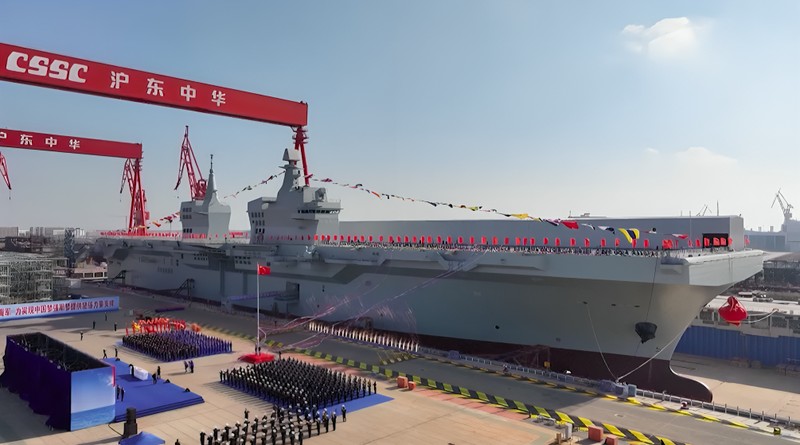 China meluncurkan kapal serbu amfibi raksasa Tipe 076 pertamanya pada Jumat (27/12), untuk memperkuat kemampuan tempur angkatan lautnya di perairan jauh. China meluncurkan kapal serbu amfibi raksasa Tipe 076 pertamanya pada Jumat (27/12), untuk memperkuat kemampuan tempur angkatan lautnya di perairan jauh. (Tangkapan Layar CCTV via CNN Internasional)