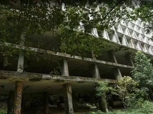 Mangkrak 7 Dekade di Tengah Rimba, Hotel Kerangka Ini Ramai Tiap Akhir Pekan