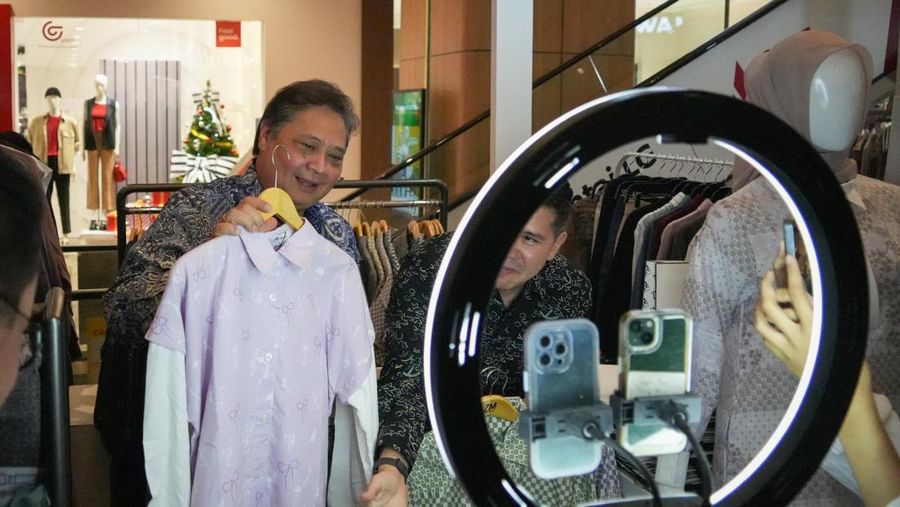 Menteri Koordinator Bidang Perekonomian Airlangga Hartarto saat meluncurkan program Hari Belanja Online Nasional (HARBOLNAS) pada Jumat (6/12/2024). (Dok. Kemenko Perekonomian)