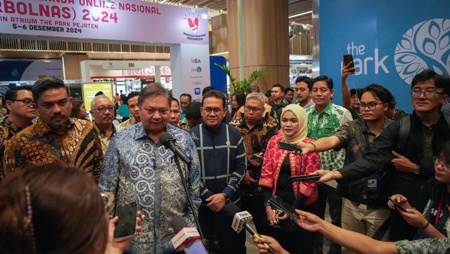 Menteri Koordinator Bidang Perekonomian Airlangga Hartarto saat meluncurkan program Hari Belanja Online Nasional (HARBOLNAS) pada Jumat (6/12/2024). (Dok. Kemenko Perekonomian)