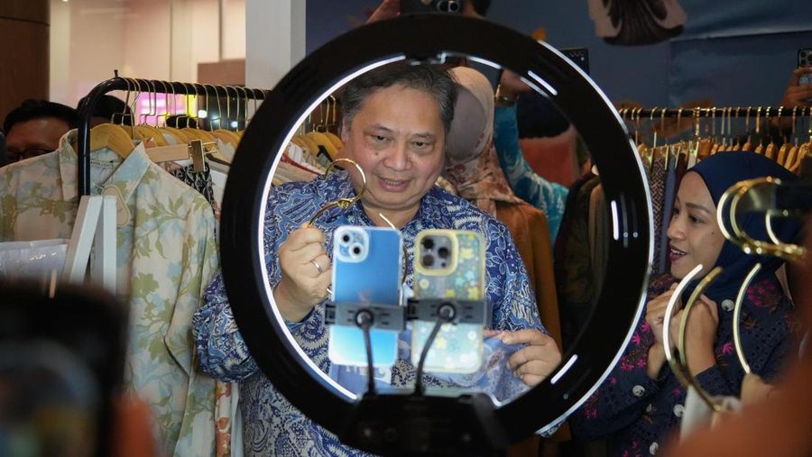 Menteri Koordinator Bidang Perekonomian Airlangga Hartarto saat meluncurkan program Hari Belanja Online Nasional (HARBOLNAS) pada Jumat (6/12/2024). (Dok. Kemenko Perekonomian)