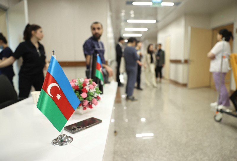 Vafa Shabanova, seorang penumpang pesawat Azerbaijan Airlines yang jatuh di Kazakhstan, menerima perawatan di sebuah rumah sakit di Baku, Azerbaijan, 27 Desember 2024. Vafa Shabanova, seorang penumpang pesawat Azerbaijan Airlines yang jatuh di Kazakhstan, menerima perawatan di sebuah rumah sakit di Baku, Azerbaijan, 27 Desember 2024. (REUTERS/Aziz Karimov)