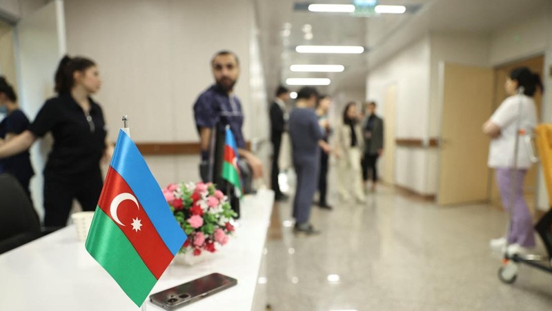 Vafa Shabanova, seorang penumpang pesawat Azerbaijan Airlines yang jatuh di Kazakhstan, menerima perawatan di sebuah rumah sakit di Baku, Azerbaijan, 27 Desember 2024. (REUTERS/Aziz Karimov)