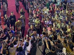 Berbatik Cokelat, Prabowo Hadiri Perayaan Natal Nasional 2024 di GBK