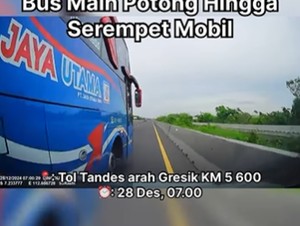 Sopir Bus Ugal-ugalan di Jalan Tol, Serempet Mobil Lalu Kabur