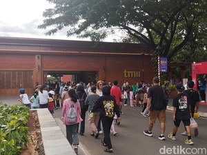 Antusiasme Warga Datang ke Taman Mini untuk Saksikan Tirta Cerita