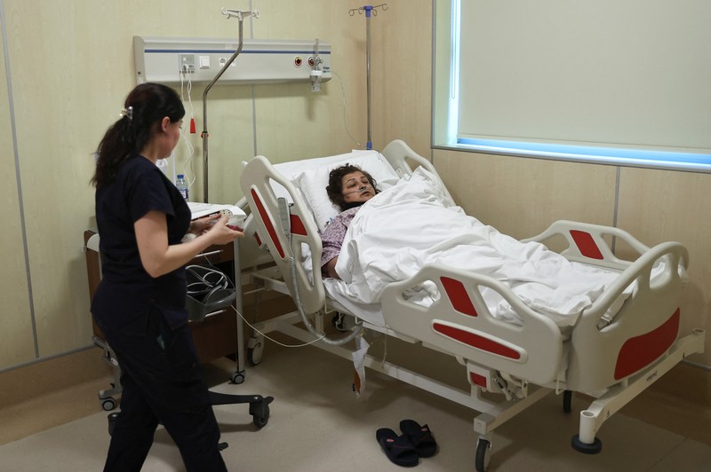 Vafa Shabanova, seorang penumpang pesawat Azerbaijan Airlines yang jatuh di Kazakhstan, menerima perawatan di sebuah rumah sakit di Baku, Azerbaijan, 27 Desember 2024. (REUTERS/Aziz Karimov)