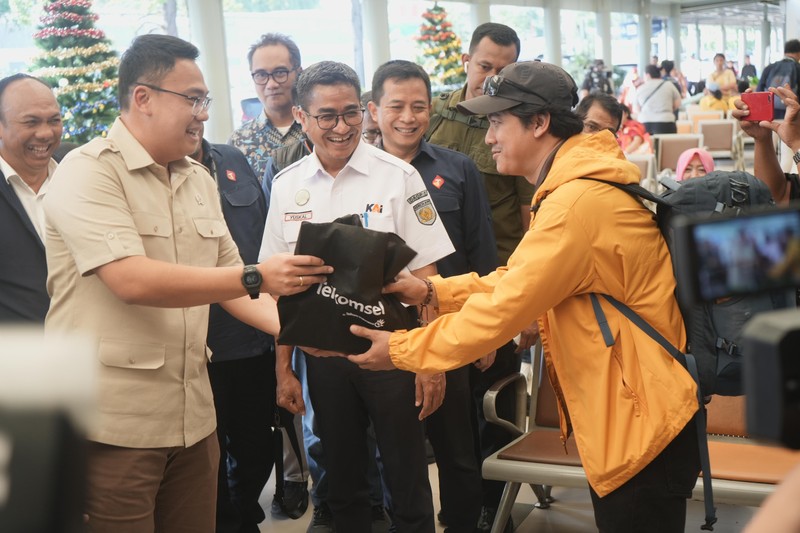 Wamenkominfo RI, Angga Raka Prabowo, bersama Telkomsel meninjau kesiapan layanan dan jaringan di lokasi strategis seperti Pasar Senen dan Karawang pada Jumat, (27/12/2024). (Dok. Telkomsel)
