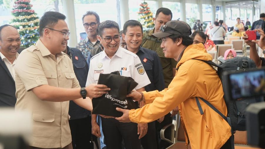 Wamenkominfo RI, Angga Raka Prabowo, bersama Telkomsel meninjau kesiapan layanan dan jaringan di lokasi strategis seperti Pasar Senen dan Karawang pada Jumat, (27/12/2024). (Dok. Telkomsel)