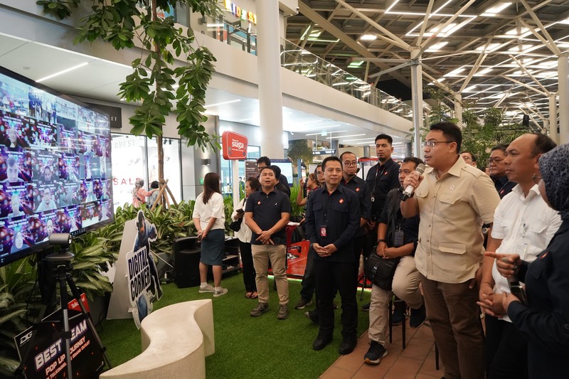 Wamenkominfo RI, Angga Raka Prabowo, bersama Telkomsel meninjau kesiapan layanan dan jaringan di lokasi strategis seperti Pasar Senen dan Karawang pada Jumat, (27/12/2024). Wamenkominfo RI, Angga Raka Prabowo, bersama Telkomsel meninjau kesiapan layanan dan jaringan di lokasi strategis seperti Pasar Senen dan Karawang pada Jumat, (27/12/2024). (Dok. Telkomsel)