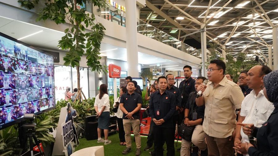 Wamenkominfo RI, Angga Raka Prabowo, bersama Telkomsel meninjau kesiapan layanan dan jaringan di lokasi strategis seperti Pasar Senen dan Karawang pada Jumat, (27/12/2024). (Dok. Telkomsel)