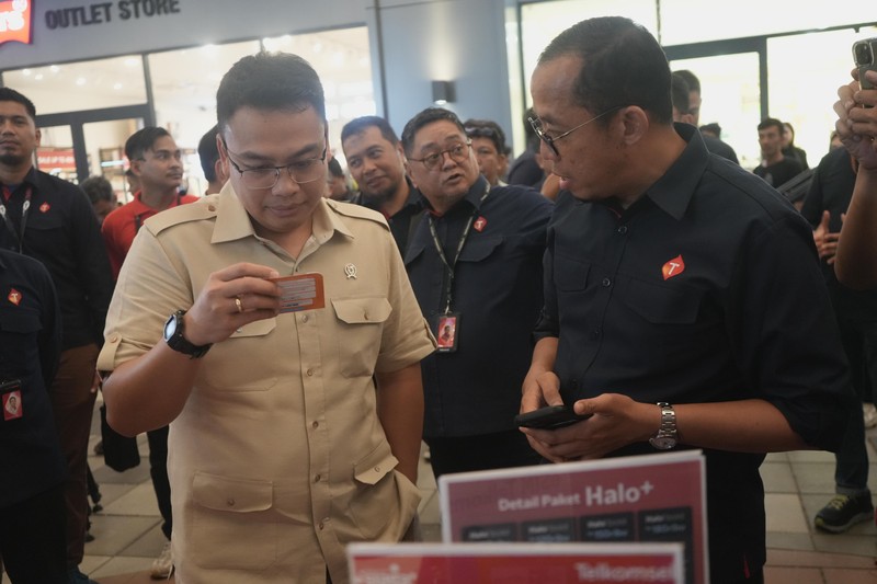 Wamenkominfo RI, Angga Raka Prabowo, bersama Telkomsel meninjau kesiapan layanan dan jaringan di lokasi strategis seperti Pasar Senen dan Karawang pada Jumat, (27/12/2024). Wamenkominfo RI, Angga Raka Prabowo, bersama Telkomsel meninjau kesiapan layanan dan jaringan di lokasi strategis seperti Pasar Senen dan Karawang pada Jumat, (27/12/2024). (Dok. Telkomsel)