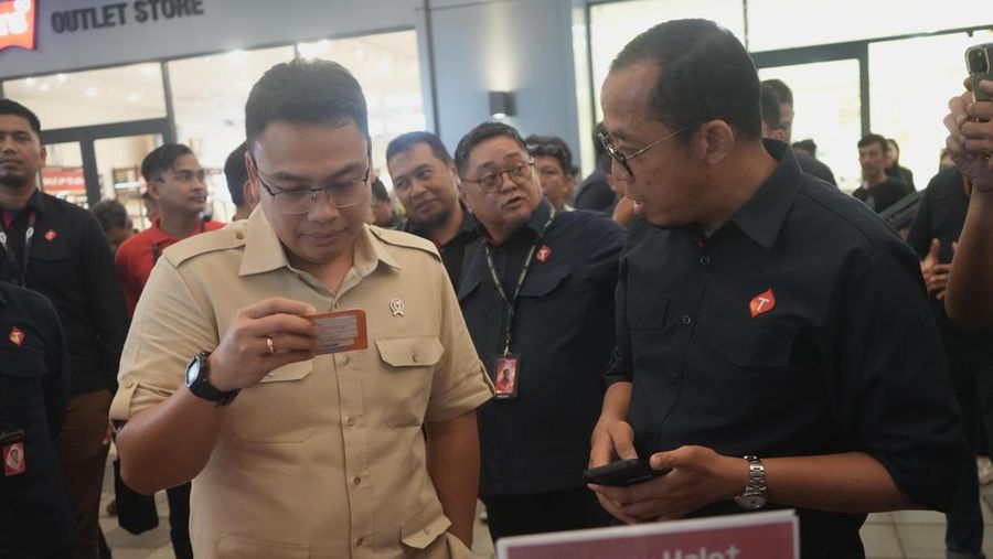 Wamenkominfo RI, Angga Raka Prabowo, bersama Telkomsel meninjau kesiapan layanan dan jaringan di lokasi strategis seperti Pasar Senen dan Karawang pada Jumat, (27/12/2024). (Dok. Telkomsel)