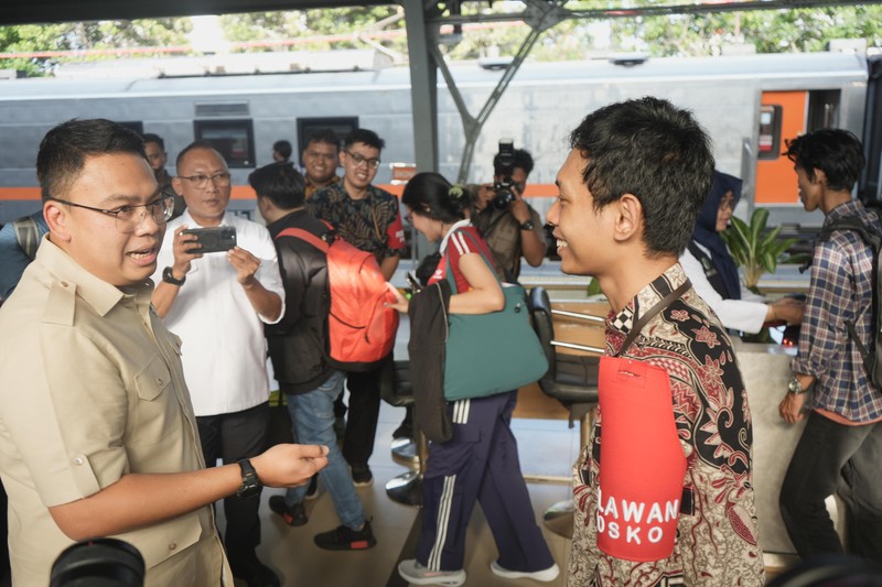 Wamenkominfo RI, Angga Raka Prabowo, bersama Telkomsel meninjau kesiapan layanan dan jaringan di lokasi strategis seperti Pasar Senen dan Karawang pada Jumat, (27/12/2024). Wamenkominfo RI, Angga Raka Prabowo, bersama Telkomsel meninjau kesiapan layanan dan jaringan di lokasi strategis seperti Pasar Senen dan Karawang pada Jumat, (27/12/2024). (Dok. Telkomsel)
