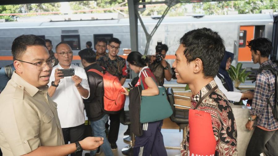 Wamenkominfo RI, Angga Raka Prabowo, bersama Telkomsel meninjau kesiapan layanan dan jaringan di lokasi strategis seperti Pasar Senen dan Karawang pada Jumat, (27/12/2024). (Dok. Telkomsel)