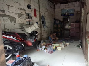 Jurus Warga Muara Angke Selamatkan Barang dari Potensi Banjir Rob Awal Tahun