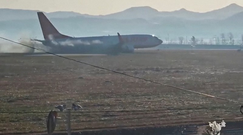 Pesawat Jeju Air dengan nomor penerbangan 7C2216 tergelincir dari landasan pacu sebelum jatuh di Bandara Internasional Muan, di Muan, Korea Selatan, 29 Desember 2024 dalam tangkapan layar yang diperoleh dari video. (Lee Geun-young/via REUTERS)