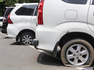 Dishub Jakarta Kempesi Ban Kendaraan Parkir Sembarangan di Sekitar Monas