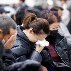 Pilu, Jerit Tangis Keluarga Penumpang Jeju Air Pecah di Bandara