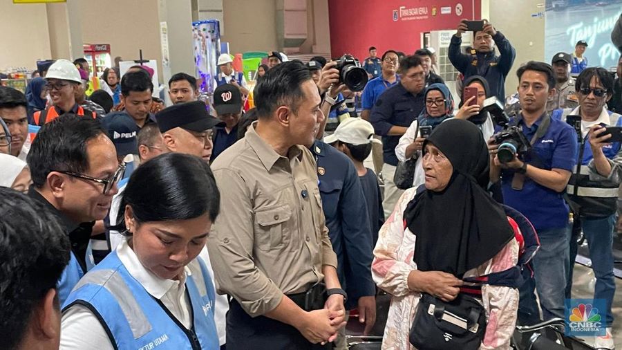 Menko Infrastruktur dan Pembangunan Kewilayahan, Agus Harimurti Yudhoyono melakukan kunjungan ke Pelabuhan Tanjung Priok, Jakarta, Minggu (29/12/2024). (Instagram/agusyudhoyono)