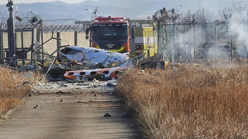 Petugas pemadam kebakaran melakukan operasi pemadaman pada pesawat yang lepas landas di Bandara Internasional Muan di Muan, Provinsi Jeolla Selatan, Korea Selatan, 29 Desember 2024. (Yonhap via REUTERS)