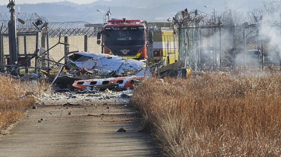 Mobil pemadam kebakaran bekerja untuk memadamkan kebakaran di Bandara Internasional Muan di Muan, Korea Selatan, Minggu, 29 Desember 2024. (Maeng Dae-hwan/Newsis via AP)