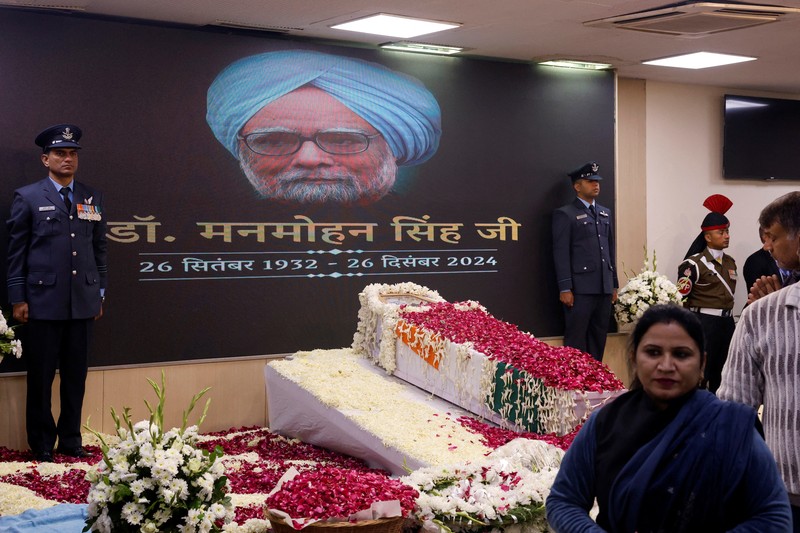 Orang-orang datang untuk memberi penghormatan kepada mantan Perdana Menteri India Manmohan Singh di kantor pusat partai Kongres di New Delhi, India, 28 Desember 2024. Orang-orang datang untuk memberi penghormatan kepada mantan Perdana Menteri India Manmohan Singh di kantor pusat partai Kongres di New Delhi, India, 28 Desember 2024. (REUTERS/Priyanshu Singh)