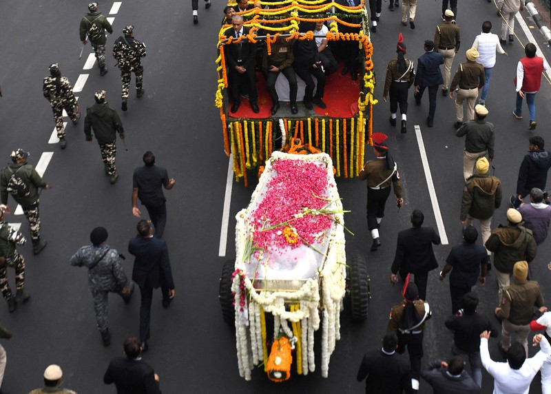 Orang-orang datang untuk memberi penghormatan kepada mantan Perdana Menteri India Manmohan Singh di kantor pusat partai Kongres di New Delhi, India, 28 Desember 2024. Orang-orang datang untuk memberi penghormatan kepada mantan Perdana Menteri India Manmohan Singh di kantor pusat partai Kongres di New Delhi, India, 28 Desember 2024. (REUTERS/Priyanshu Singh)