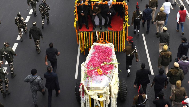 Orang-orang datang untuk memberi penghormatan kepada mantan Perdana Menteri India Manmohan Singh di kantor pusat partai Kongres di New Delhi, India, 28 Desember 2024. (REUTERS/Priyanshu Singh)