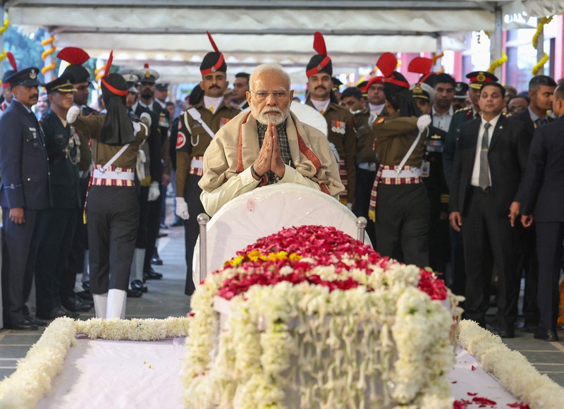 Orang-orang datang untuk memberi penghormatan kepada mantan Perdana Menteri India Manmohan Singh di kantor pusat partai Kongres di New Delhi, India, 28 Desember 2024. (REUTERS/Priyanshu Singh)