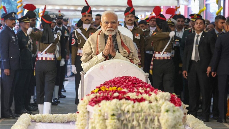 Orang-orang datang untuk memberi penghormatan kepada mantan Perdana Menteri India Manmohan Singh di kantor pusat partai Kongres di New Delhi, India, 28 Desember 2024. (REUTERS/Priyanshu Singh)