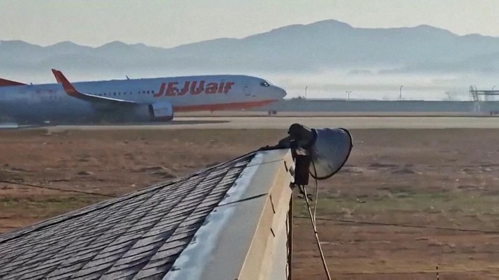 Pesawat Jeju Air dengan nomor penerbangan 7C2216 tergelincir dari landasan pacu sebelum jatuh di Bandara Internasional Muan, di Muan, Korea Selatan, 29 Desember 2024 dalam tangkapan layar yang diperoleh dari video. (Lee Geun-young/via REUTERS)