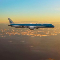 Pesawat Boeing KLM Mendarat Darurat, Asap Keluar dari Mesin