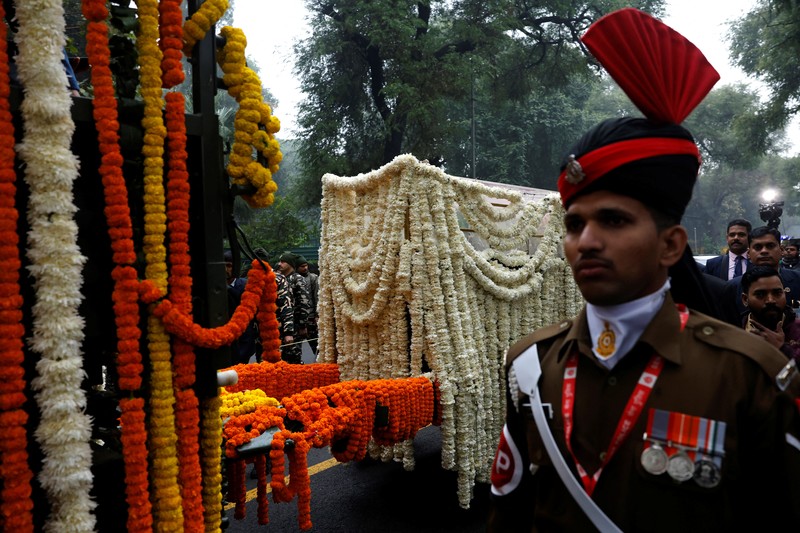 Orang-orang datang untuk memberi penghormatan kepada mantan Perdana Menteri India Manmohan Singh di kantor pusat partai Kongres di New Delhi, India, 28 Desember 2024. Orang-orang datang untuk memberi penghormatan kepada mantan Perdana Menteri India Manmohan Singh di kantor pusat partai Kongres di New Delhi, India, 28 Desember 2024. (REUTERS/Priyanshu Singh)
