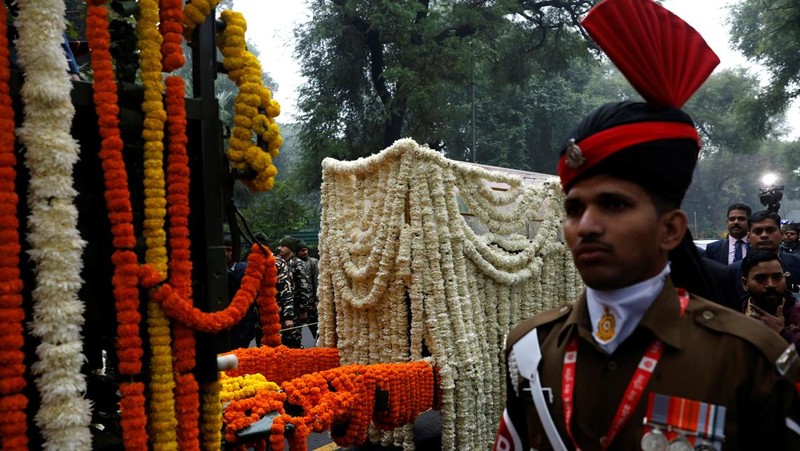 Orang-orang datang untuk memberi penghormatan kepada mantan Perdana Menteri India Manmohan Singh di kantor pusat partai Kongres di New Delhi, India, 28 Desember 2024. (REUTERS/Priyanshu Singh)