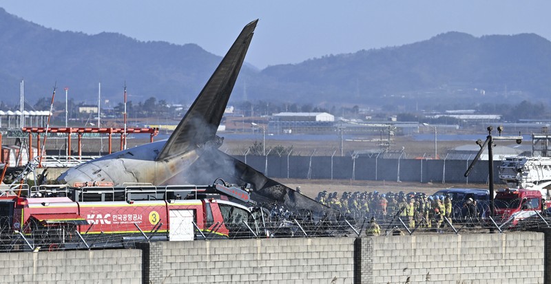 Petugas pemadam kebakaran melakukan operasi pemadaman pada pesawat yang lepas landas di Bandara Internasional Muan di Muan, Provinsi Jeolla Selatan, Korea Selatan, 29 Desember 2024. Petugas pemadam kebakaran melakukan operasi pemadaman pada pesawat yang lepas landas di Bandara Internasional Muan di Muan, Provinsi Jeolla Selatan, Korea Selatan, 29 Desember 2024. (Yonhap via REUTERS)