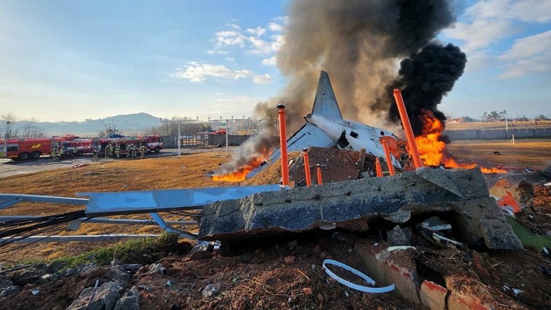 Petugas pemadam kebakaran melakukan operasi pemadaman pada pesawat yang lepas landas di Bandara Internasional Muan di Muan, Provinsi Jeolla Selatan, Korea Selatan, 29 Desember 2024. (Yonhap via REUTERS)