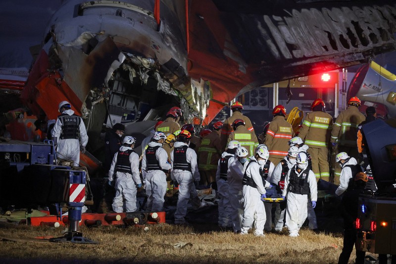 Orang-orang mendengarkan saat seorang pejabat mengungkapkan nama-nama tambahan penumpang yang tewas dalam kecelakaan pesawat di Bandara Internasional Muan, di Muan, Korea Selatan, 29 Desember 2024. Orang-orang mendengarkan saat seorang pejabat mengungkapkan nama-nama tambahan penumpang yang tewas dalam kecelakaan pesawat di Bandara Internasional Muan, di Muan, Korea Selatan, 29 Desember 2024. (REUTERS/Kim Soo-hyeon)