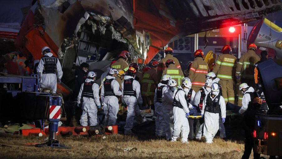 Orang-orang mendengarkan saat seorang pejabat mengungkapkan nama-nama tambahan penumpang yang tewas dalam kecelakaan pesawat di Bandara Internasional Muan, di Muan, Korea Selatan, 29 Desember 2024. (REUTERS/Kim Soo-hyeon)