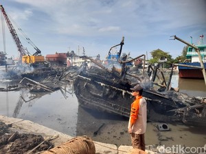 Alur Pelabuhan Tegal Kembali Normal Usai Kebakaran 24 Kapal