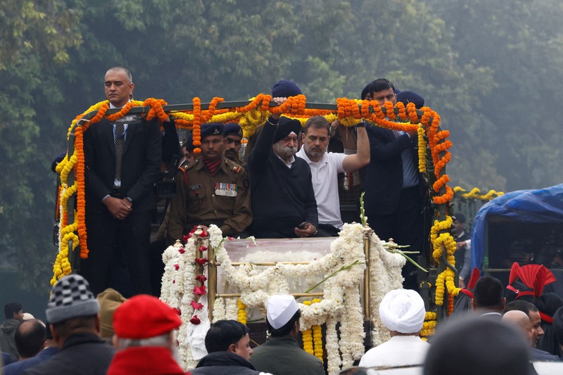 Orang-orang datang untuk memberi penghormatan kepada mantan Perdana Menteri India Manmohan Singh di kantor pusat partai Kongres di New Delhi, India, 28 Desember 2024. Orang-orang datang untuk memberi penghormatan kepada mantan Perdana Menteri India Manmohan Singh di kantor pusat partai Kongres di New Delhi, India, 28 Desember 2024. (REUTERS/Priyanshu Singh)
