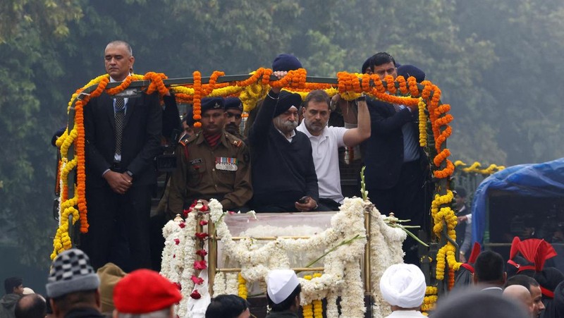 Orang-orang datang untuk memberi penghormatan kepada mantan Perdana Menteri India Manmohan Singh di kantor pusat partai Kongres di New Delhi, India, 28 Desember 2024. (REUTERS/Priyanshu Singh)