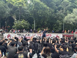 Massa dari Masyarakat Jawa Timur Tolak PPN 12% di Taman Bungkul