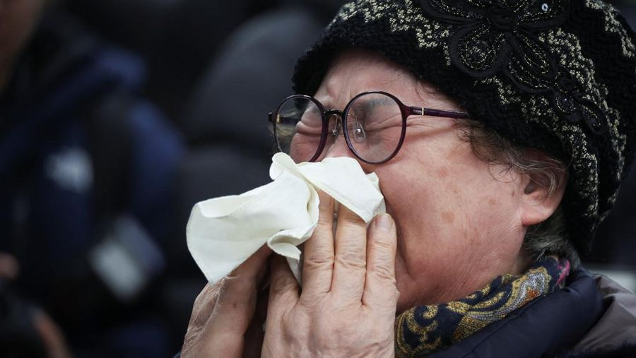 Orang-orang mendengarkan saat seorang pejabat mengungkapkan nama-nama tambahan penumpang yang tewas dalam kecelakaan pesawat di Bandara Internasional Muan, di Muan, Korea Selatan, 29 Desember 2024. (REUTERS/Kim Soo-hyeon)