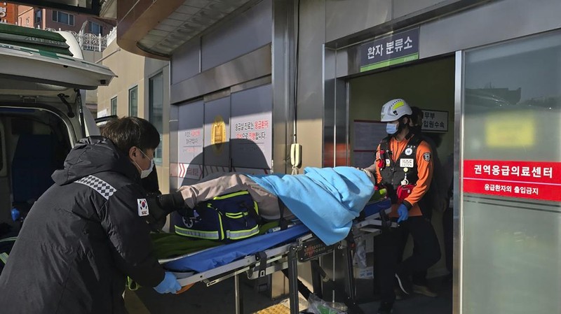 Petugas pemadam kebakaran melakukan operasi pemadaman pada pesawat yang lepas landas di Bandara Internasional Muan di Muan, Provinsi Jeolla Selatan, Korea Selatan, 29 Desember 2024. (Yonhap via REUTERS)