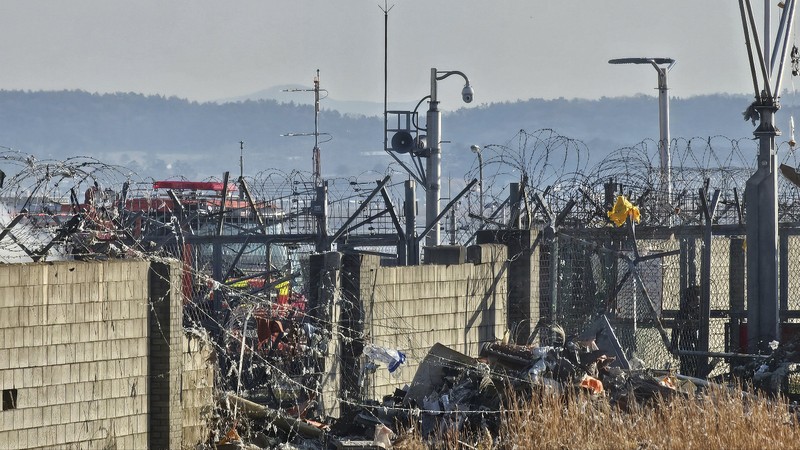 Petugas pemadam kebakaran melakukan operasi pemadaman pada pesawat yang lepas landas di Bandara Internasional Muan di Muan, Provinsi Jeolla Selatan, Korea Selatan, 29 Desember 2024. Petugas pemadam kebakaran melakukan operasi pemadaman pada pesawat yang lepas landas di Bandara Internasional Muan di Muan, Provinsi Jeolla Selatan, Korea Selatan, 29 Desember 2024. (Yonhap via REUTERS)